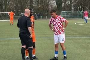 NAJAVA POČETKA BOLJIH DANA?: Euro pogotkom Ante Štrljića, Croatia Frankfurt uzela bod protiv drugoplasirane momčadi lige Stefano Amore u razgovoru sa sucem i igračem Germanije / Foto: Fenix (SIM)