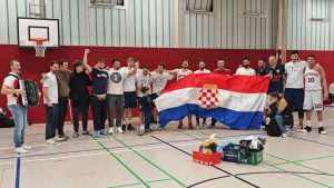 U 20. GODINI POSTOJANJA: Košarkaši CroBasketsa iz Essena upisali odlučujuću pobjedu i izborili ulazak u Landesligu Slavlje igrača CroBasketsa Essen nakon pobjede / Foto: Fenix (SIM)