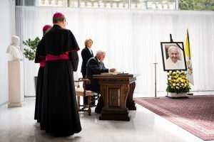 KNJIGA ŽALOSTI ZA NJEGOVOM SVETOŠĆU PAPOM FRANJOM: Njemački predsjednik Frank-Walter Steinmeier upisao se u knjigu žalosti u Apostolskoj nuncijaturi u Berlinu Njemački predsjednik Frank-Walter Steinmeier upisuje se u knjigu žalosti otvorenoj u Apstolskoj nuncijaturi u Berlinu / Foto: Fenix (A.N.B.)