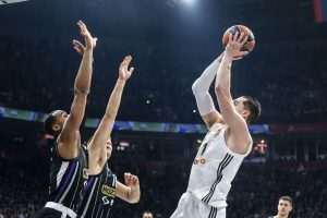 PORAZ PARTIZANA U BEOGRADU: Mario Hezonja postigao 12 koševa u pobjedi Reala ostvarenoj šutem za zvukom sirene Mario Hezonja ( broj 11) u napadu / Foto: Anadolu
