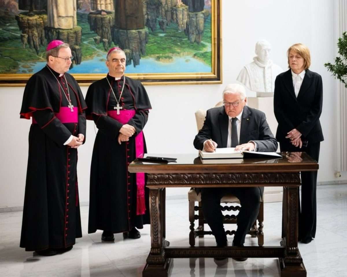 Njemački predsjednik Frank-Walter Steinmeier upisuje se u knjigu žalosti otvorenoj u Apstolskoj nuncijaturi u Berlinu / Foto: Fenix (A.N.B.)