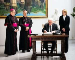 KNJIGA ŽALOSTI ZA NJEGOVOM SVETOŠĆU PAPOM FRANJOM: Njemački predsjednik Frank-Walter Steinmeier upisao se u knjigu žalosti u Apostolskoj nuncijaturi u Berlinu Njemački predsjednik Frank-Walter Steinmeier upisuje se u knjigu žalosti otvorenoj u Apstolskoj nuncijaturi u Berlinu / Foto: Fenix (A.N.B.)
