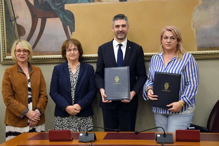 Ugovor za uređenje parka sa spomenikom za djecu poginulu u Domovinskom ratu / Foto: Hina