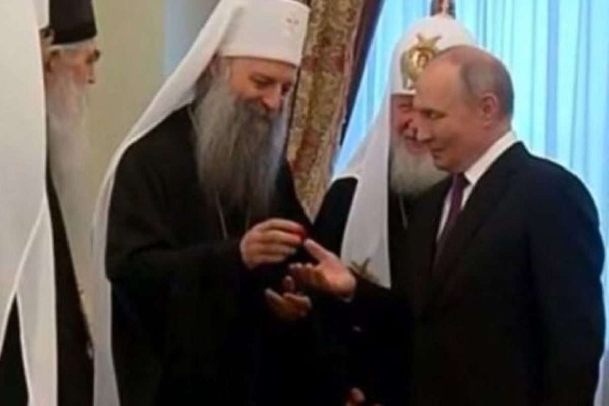 Srpski patrijarh Porfirije daruje Putinu uskrsno jaje / Foto: Preslik Kremlin.ru