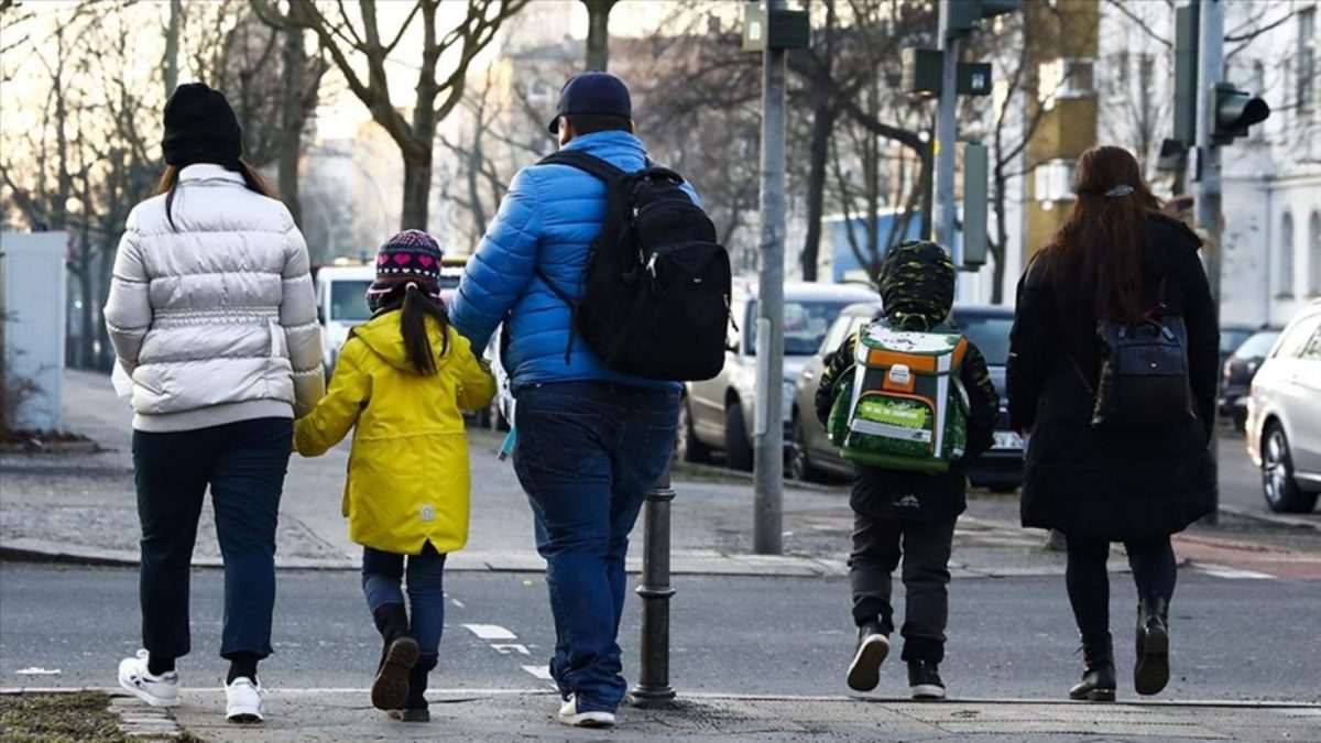 Roditelji vode osnovce u školu (ILUSTRACIJA) / Foto: Anadolu