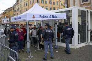 RIM: Povećavaju se mjere sigurnosti oko Bazilike sv. Marije Velike u Rimu u kojoj će biti pokopan papa Franjo Talijanska policija ispred Bazilike sv. Marije Velike u Rimu / Foto: Anadolu