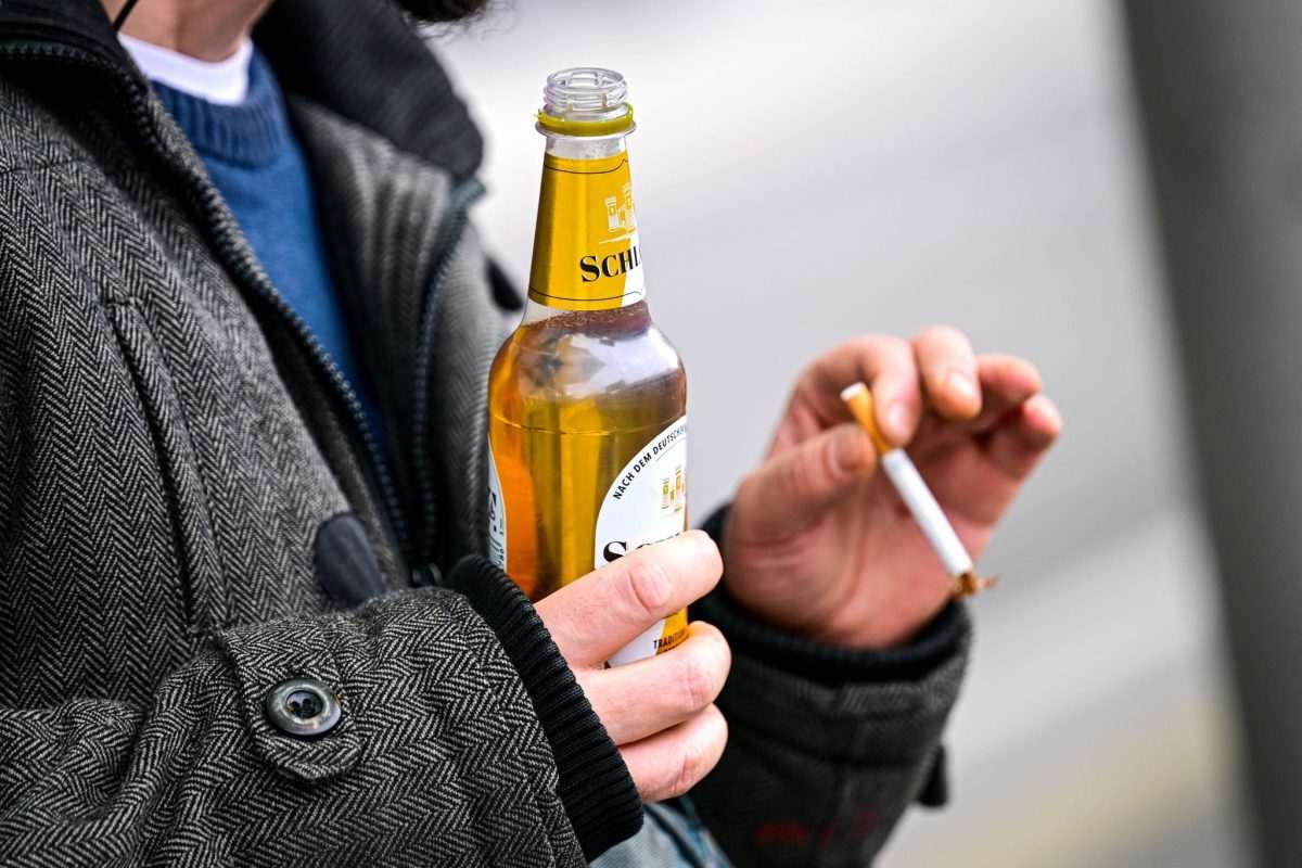 Alkohol i cigarete / Foto: Sina Schuldt/dpa