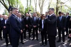Andrej Plenković i Zoran Milanović sa suradnicima na komemoraciji u spomen na žrtve ustaškog logora Jasenovac / Foto: Hina