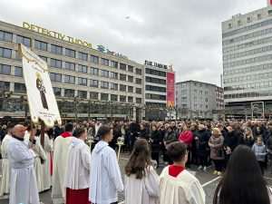 (FOTO) KRIŽNI PUT HRVATSKIH VJERNIKA U FRANKFURTU: Svjedočanstvo vjere i ljubavi na Veliki petak Velika procesija Križnog puta na Veliki petak u Frankfurtu / Foto: Fenix (Mato Župarić)