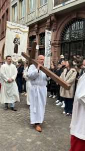 (FOTO) KRIŽNI PUT HRVATSKIH VJERNIKA U FRANKFURTU: Svjedočanstvo vjere i ljubavi na Veliki petak Velika procesija Križnog puta na Veliki petak u Frankfurtu / Foto: Fenix (Mato Župarić)