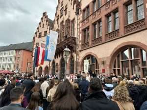 (FOTO) KRIŽNI PUT HRVATSKIH VJERNIKA U FRANKFURTU: Svjedočanstvo vjere i ljubavi na Veliki petak Velika procesija Križnog puta na Veliki petak u Frankfurtu / Foto: Fenix (Mato Župarić)