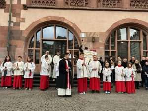 (FOTO) KRIŽNI PUT HRVATSKIH VJERNIKA U FRANKFURTU: Svjedočanstvo vjere i ljubavi na Veliki petak Velika procesija Križnog puta na Veliki petak u Frankfurtu / Foto: Fenix (Mato Župarić)
