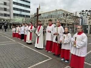 (FOTO) KRIŽNI PUT HRVATSKIH VJERNIKA U FRANKFURTU: Svjedočanstvo vjere i ljubavi na Veliki petak Velika procesija Križnog puta na Veliki petak u Frankfurtu / Foto: Fenix (Mato Župarić)