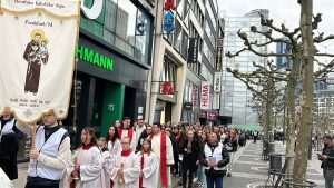 (FOTO) KRIŽNI PUT HRVATSKIH VJERNIKA U FRANKFURTU: Svjedočanstvo vjere i ljubavi na Veliki petak Velika procesija Križnog puta na Veliki petak u Frankfurtu / Foto: Fenix (Mato Župarić)