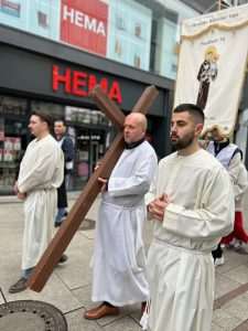 (FOTO) KRIŽNI PUT HRVATSKIH VJERNIKA U FRANKFURTU: Svjedočanstvo vjere i ljubavi na Veliki petak Velika procesija Križnog puta na Veliki petak u Frankfurtu / Foto: Fenix (Mato Župarić)