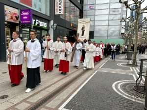 (FOTO) KRIŽNI PUT HRVATSKIH VJERNIKA U FRANKFURTU: Svjedočanstvo vjere i ljubavi na Veliki petak Velika procesija Križnog puta na Veliki petak u Frankfurtu / Foto: Fenix (Mato Župarić)
