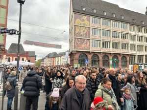 (FOTO) KRIŽNI PUT HRVATSKIH VJERNIKA U FRANKFURTU: Svjedočanstvo vjere i ljubavi na Veliki petak Velika procesija Križnog puta na Veliki petak u Frankfurtu / Foto: Fenix (Mato Župarić)