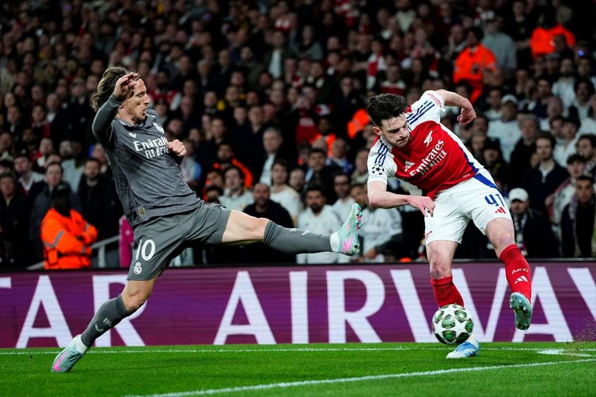 Luka Modrić i Declan Rice u borbi za loptu / Foto: Anadolu