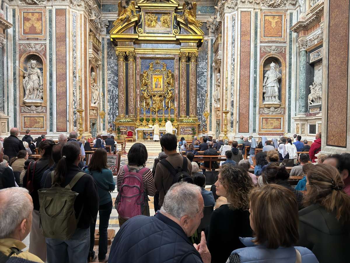 Vjernici u Vatikanu nakon smrti pape Franje/ Foto: Hina