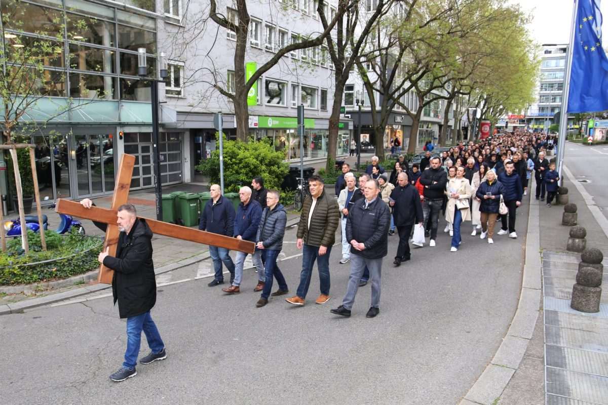NA VELIKI PETAK U STUTTGARTU: Hrvatski vjernici prošli ulicama grada podsjećajući na snagu zajedništva i nade Hrvati u procesiji Velikog petka u Stuttgartu / Foto: Fenix (Željko Cindrić)
