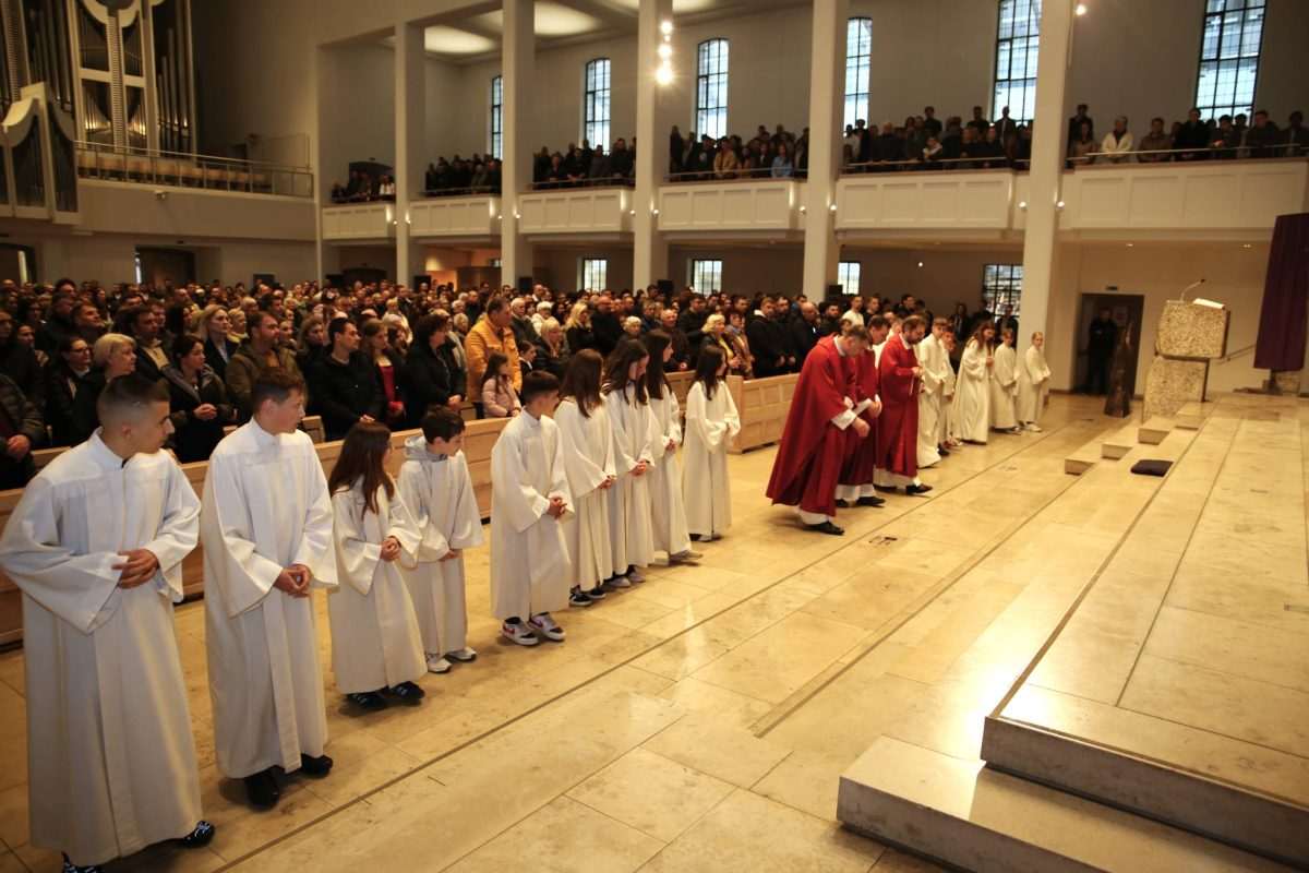 NA VELIKI PETAK U STUTTGARTU: Hrvatski vjernici prošli ulicama grada podsjećajući na snagu zajedništva i nade Hrvati u procesiji Velikog petka u Stuttgartu / Foto: Fenix (Željko Cindrić)