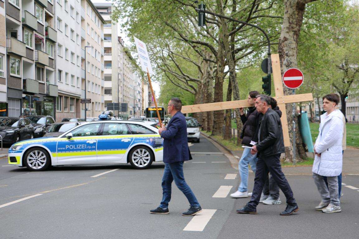 VELIKI PETAK U MAINZU: Mnoštvo vjernika u tradicionalnoj procesiji kroz grad VELIKI PETAK U MAINZU: Mnoštvo vjernika u tradicionalnoj procesiji kroz grad