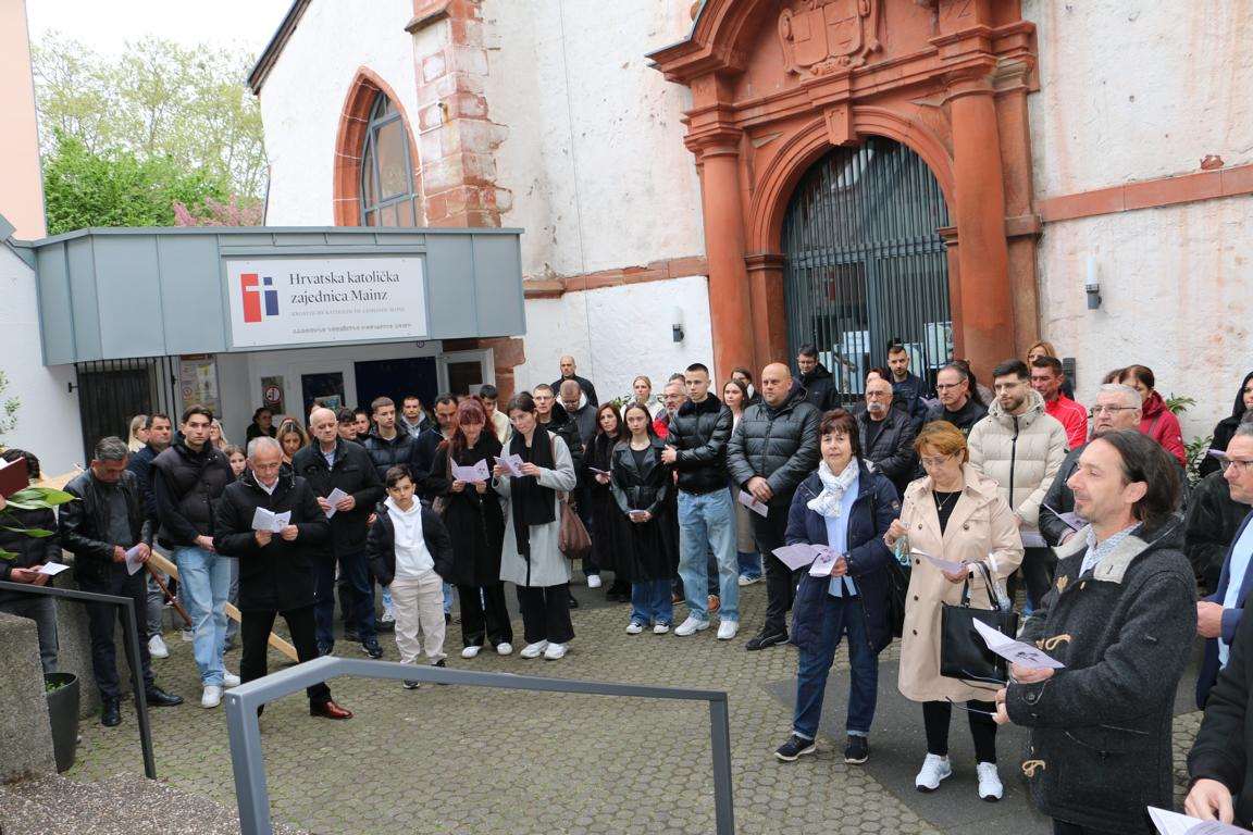 VELIKI PETAK U MAINZU: Mnoštvo vjernika u tradicionalnoj procesiji kroz grad VELIKI PETAK U MAINZU: Mnoštvo vjernika u tradicionalnoj procesiji kroz grad