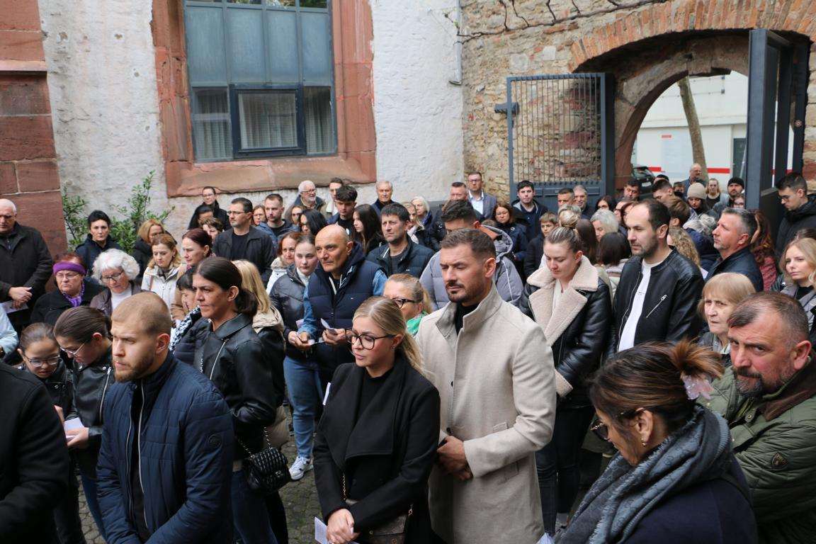 VELIKI PETAK U MAINZU: Mnoštvo vjernika u tradicionalnoj procesiji kroz grad VELIKI PETAK U MAINZU: Mnoštvo vjernika u tradicionalnoj procesiji kroz grad