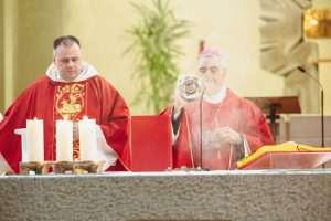 SAKRAMENT KRIZME U OFFENBACHU: Apostolski Nuncij Dr. Nikola Eterović krizmanicima poručio da budu ponosni na svoju vjeru i hrvatske korijene SAKRAMENT KRIZME U OFFENBACHU: Apostolski Nuncij Dr. Nikola Eterović krizmanicima poručio da budu ponosni na svoju vjeru i hrvatske korijene