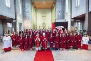 SAKRAMENT KRIZME U OFFENBACHU: Apostolski Nuncij Dr. Nikola Eterović krizmanicima poručio da budu ponosni na svoju vjeru i hrvatske korijene SAKRAMENT KRIZME U OFFENBACHU: Apostolski Nuncij Dr. Nikola Eterović krizmanicima poručio da budu ponosni na svoju vjeru i hrvatske korijene