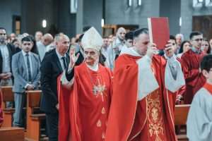 SAKRAMENT KRIZME U OFFENBACHU: Apostolski Nuncij Dr. Nikola Eterović krizmanicima poručio da budu ponosni na svoju vjeru i hrvatske korijene SAKRAMENT KRIZME U OFFENBACHU: Apostolski Nuncij Dr. Nikola Eterović krizmanicima poručio da budu ponosni na svoju vjeru i hrvatske korijene