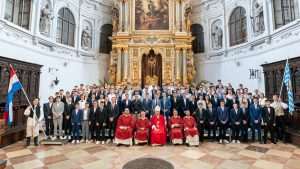 SLAVLJE SAKRAMENTA SV. POTVRDE: U HKŽ München krizmano 215 djevojaka i mladića Krizmanice i krizmanici sa biskupom i svećenicima / Foto: Fenix (Željko Nedić)