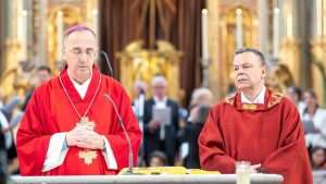 SLAVLJE SAKRAMENTA SV. POTVRDE: U HKŽ München krizmano 215 djevojaka i mladića Biskup Kotorske biskupije mons. Mladen Vukšić i župnik fra Petar Klapež / Foto: Fenix (Ž. Nedić)