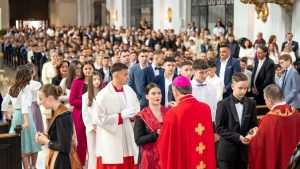 SLAVLJE SAKRAMENTA SV. POTVRDE: U HKŽ München krizmano 215 djevojaka i mladića Krizma u HKŽ München / Foto: Fenix (Ž. Nedić)