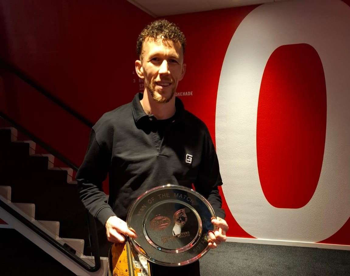 Ivan Perišić s nagradom za najboljeg igrača utakmice / Foto: Fenix (A. Terzić)