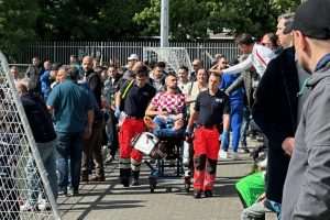 CROATIA FRANKFURT IZBORILA OSTANAK U KREISOBERLIGI: Ozljeda koljena Ante Štrljića pokvarila slavlje gostujuće 5:2 pobjede u Griesheimu Trenutak kada zbog ozljede koljena igralište napušta najbolji igrač Croatije Ante Štrljić / Foto: Fenix (SIM)
