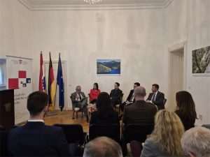 OTVORENE TEME OBRANE, HIBRIDNIH PRIJETNJI, GLOBALNIH KRIZA: Panel-rasprava o jačanju europske obrane u Veleposlanstvu RH u Berlinu Panel-rasprava “Strengthening Europe's Strategic Compass: Dialogue on Defence Policy and Cooperation”/ Foto: Janice Henry, Njemačko-hrvatski forum