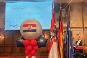 SVEČANO I UPEČATLJIVO: Proslava Dana državnosti RH u prostorima „najveće stalne reklame koju Hrvatska ima u svijetu" SVEČANO I UPEČATLJIVO: Proslava Dana državnosti RH u prostorima „najveće stalne reklame koju Hrvatska ima u svijetu"