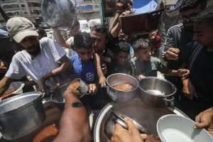 (FOTO) UNRWA: Civili u Gazi meta teških napada dok traže hranu u centrima za pomoć Podjela hrane u Gazi / Foto: Anadolu