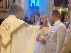 NJEMAČKA ADRESA, HRVATSKO SRCE: Hrvatska ljubavna priča Amalie i Ante-Mihaela Budimira okrunjena vjenčanjem u Zagrebu Don Mladen Parlov vjenčava mladence / Foto: Fenix (SIM)