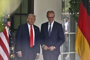 ODJECI KANCELAROVA POSJETA BIJELOJ KUĆI: Merz zadovoljan razgovorom s Trumpom iako je od 40 minuta govorio samo 3 minute i 50 sekundi Američki predsjednik Donald Trump i njemački kencelar Friedrich Merz pred sastanak u Bijeloj kući / Foto: ANadolu