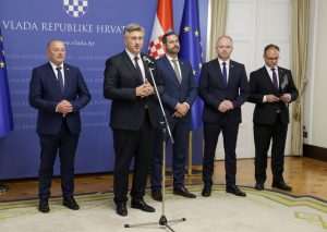 (FOTO) STIPE MIOČIĆ OD DANAS I SLUŽBENO HRVAT: Premijer njemu i obitelji uručio hrvatske domovnice (FOTO) STIPE MIOČIĆ OD DANAS I SLUŽBENO HRVAT: Premijer njemu i obitelji uručio hrvatske domovnice