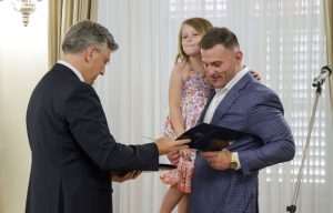 (FOTO) STIPE MIOČIĆ OD DANAS I SLUŽBENO HRVAT: Premijer njemu i obitelji uručio hrvatske domovnice (FOTO) STIPE MIOČIĆ OD DANAS I SLUŽBENO HRVAT: Premijer njemu i obitelji uručio hrvatske domovnice