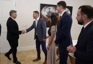 (FOTO) STIPE MIOČIĆ OD DANAS I SLUŽBENO HRVAT: Premijer njemu i obitelji uručio hrvatske domovnice (FOTO) STIPE MIOČIĆ OD DANAS I SLUŽBENO HRVAT: Premijer njemu i obitelji uručio hrvatske domovnice
