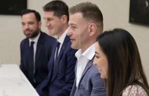 (FOTO) STIPE MIOČIĆ OD DANAS I SLUŽBENO HRVAT: Premijer njemu i obitelji uručio hrvatske domovnice (FOTO) STIPE MIOČIĆ OD DANAS I SLUŽBENO HRVAT: Premijer njemu i obitelji uručio hrvatske domovnice