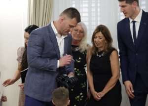 (FOTO) STIPE MIOČIĆ OD DANAS I SLUŽBENO HRVAT: Premijer njemu i obitelji uručio hrvatske domovnice (FOTO) STIPE MIOČIĆ OD DANAS I SLUŽBENO HRVAT: Premijer njemu i obitelji uručio hrvatske domovnice