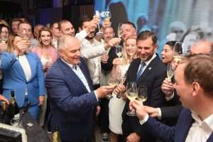 ŠUTA: Naša pobjeda je uvjerljiva. PULJAK: Povlačim se iz politike Blaženko Boban i Tomislav Šuta slave sa članovima HDZ-a / Foto: Hina