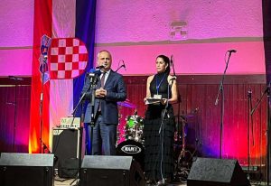DVA DESETLJEĆA TRADICIJE: Na Ričičkoj noći u Heusenstammu nedaleko od Frankfurta okupilo se gotovo tisuću ljudi DVA DESETLJEĆA TRADICIJE: Na Ričičkoj noći u Heusenstammu nedaleko od Frankfurta okupilo se gotovo tisuću ljudi