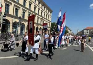 BLAGDAN TIJELOVA U MÜNCHENU: Hrvatski vjernici u Münchenu ponosno obilježili Tijelovo u zajedništvu s tisućama katolika Blagdan Tijelova u Münchenu / Foto: Fenix (SIM)