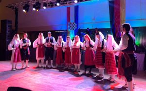 DVA DESETLJEĆA TRADICIJE: Na Ričičkoj noći u Heusenstammu nedaleko od Frankfurta okupilo se gotovo tisuću ljudi DVA DESETLJEĆA TRADICIJE: Na Ričičkoj noći u Heusenstammu nedaleko od Frankfurta okupilo se gotovo tisuću ljudi